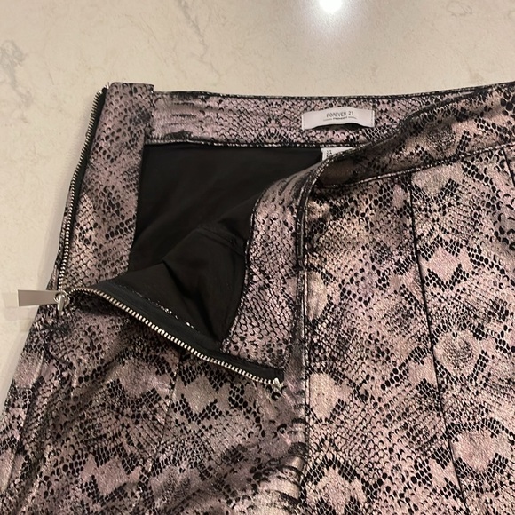 Forever 21 Snake Print Stretch Bootcut Jeans - Purple Size 24 - Picture 7 of 11